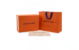حقيبة Louis Vuitton Capucines من القش والجلد الأسود.
