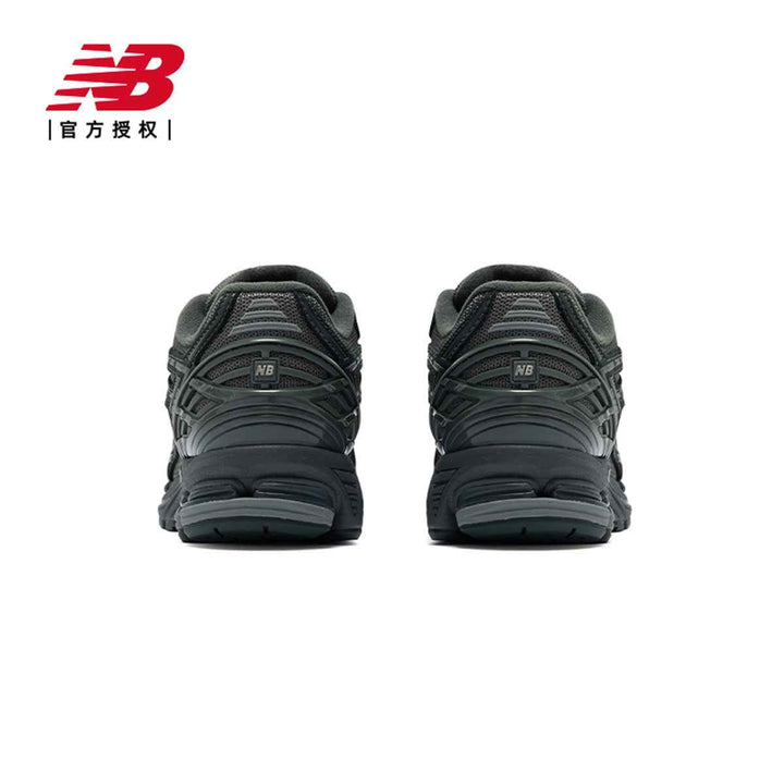 حذاء New Balance 1906Rالحذاء المعروض في الصور هو New Balance 1906R بلون أسود، يتميز بتصميم رياضي وعصري، مع تقنية N-ergy لامتصاص الصدمات وتوفير راحة مثالية. الهيكل الخارجي مصنوع من مواد شبسنيكرزNew balanceرفعةحذاء New