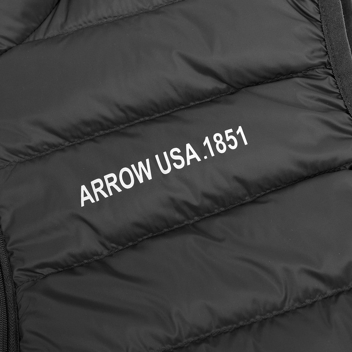 سترة مبطنة سوداء من Arrow USA 1851، مثالية للدفء والخفة، مع تصميم عملي وأنيق.