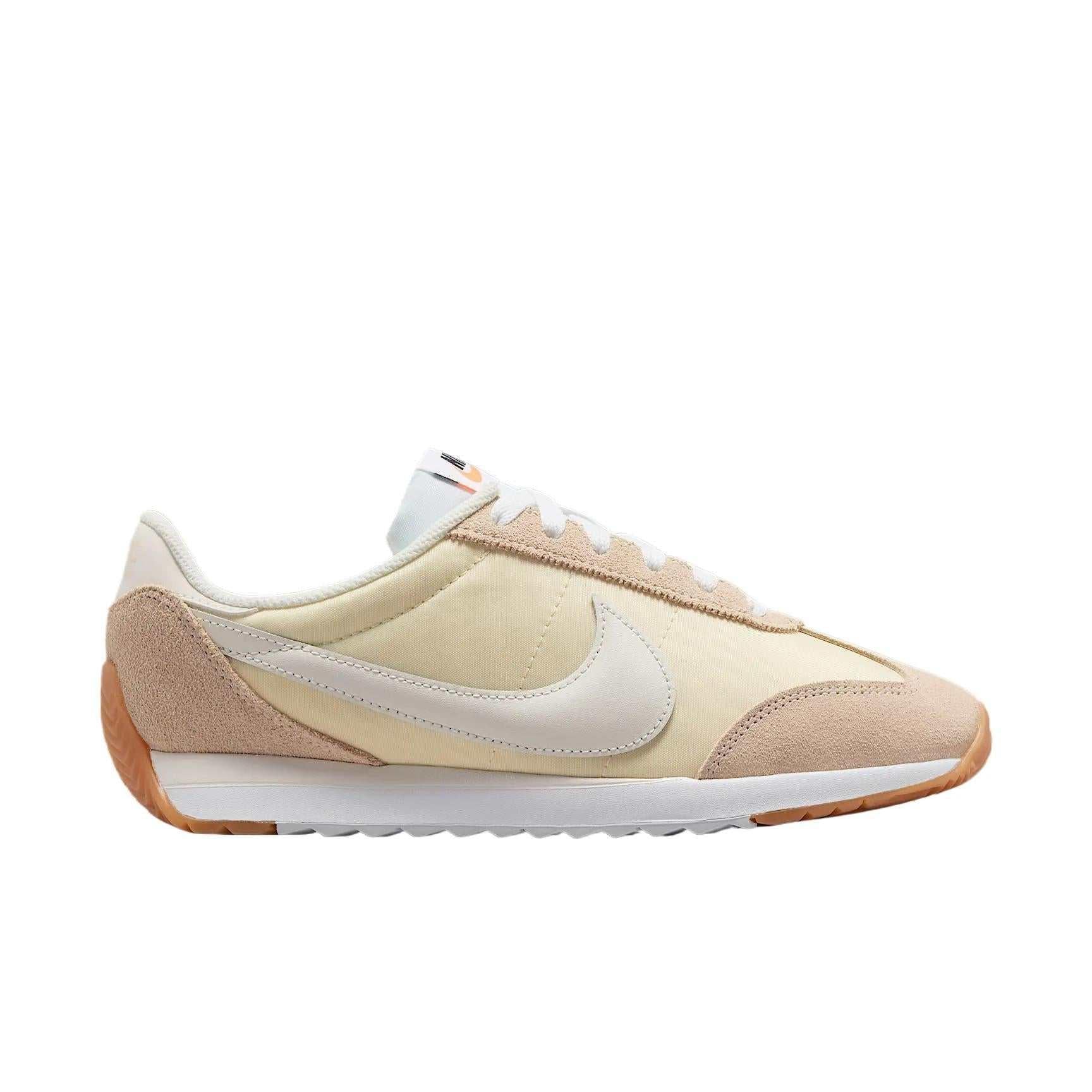 حذاء Nike رياضي عصري بلون بيج وتفاصيل Suede.