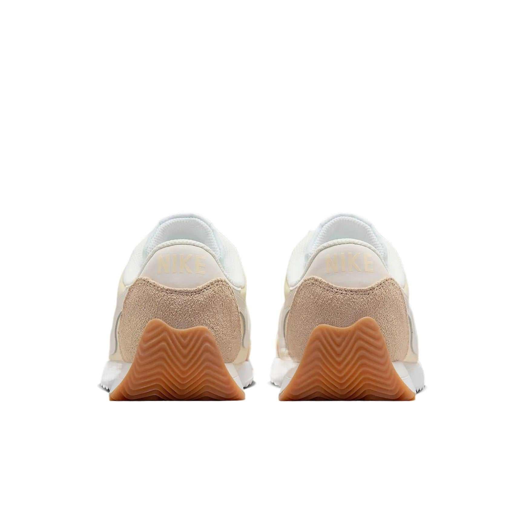 حذاء Nike رياضي عصري بلون بيج وتفاصيل Suede.