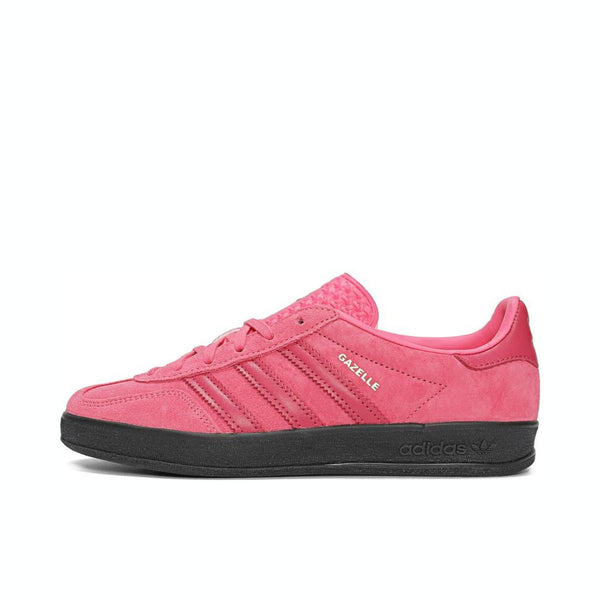 حذاء Adidas Gazelle وردي بنعل أسود، أنيق ومريح للاستخدام اليومي.