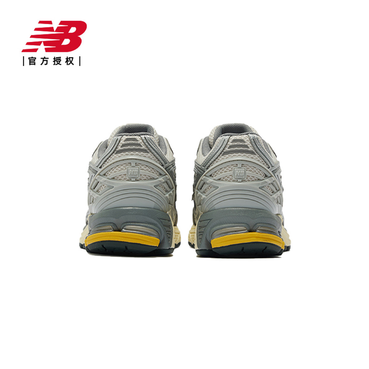 حذاء رياضي رمادي من New Balance، مريح وداعم مع تصميم تهوية وشعار جانبي بارز.