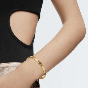 سوار Louis Vuitton ذهبي بنمط Monogram أنيق.