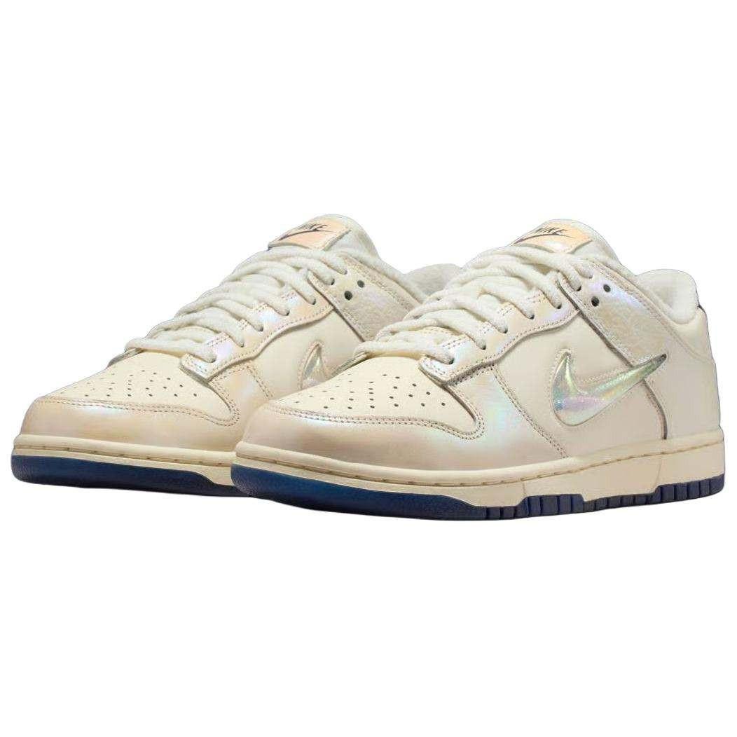 حذاء Nike Dunk Low بتفاصيل عاكسة للضوء لون كريمي.