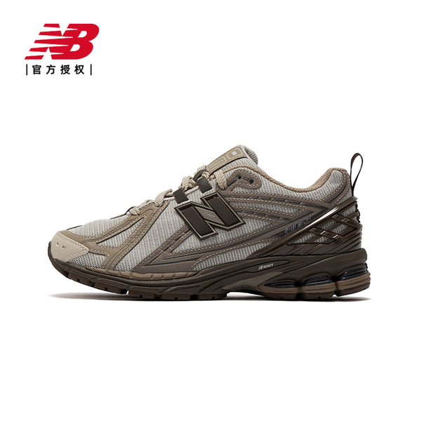 حذاء New Balance 1906R بلون بيج وبني، يتميز بتقنية N-ergy لامتصاص الصدمات ومواد شبكية للتهوية. مثالي للنشاطات اليومية والمشي الطويل.