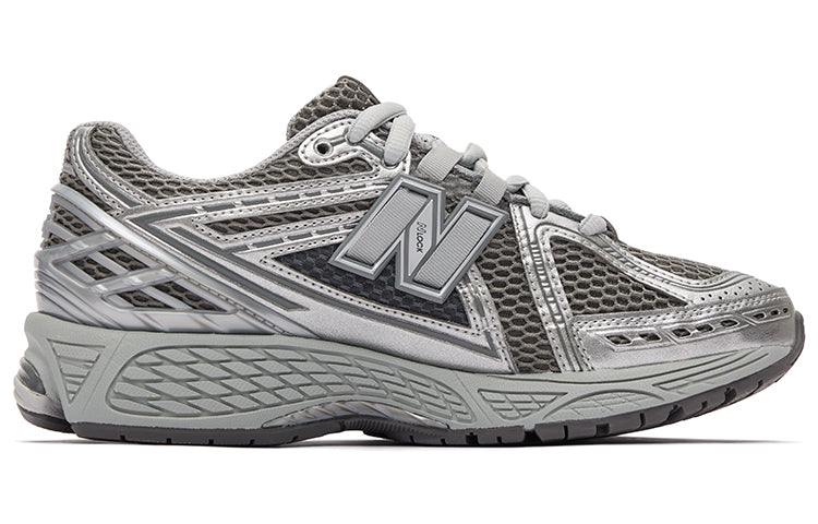 حذاء New Balance 1906R بتصميم رياضي ولون فضي رمادي
