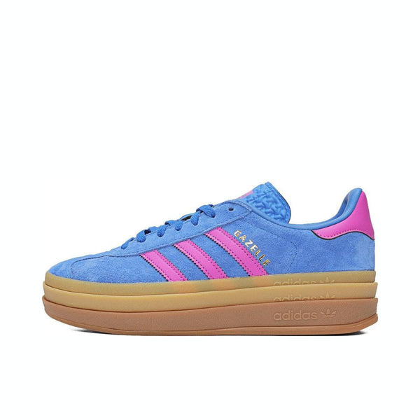 حذاء Adidas Gazelle أزرق بخطوط وردية ونعل بني سميك، يجمع بين الأناقة والراحة.