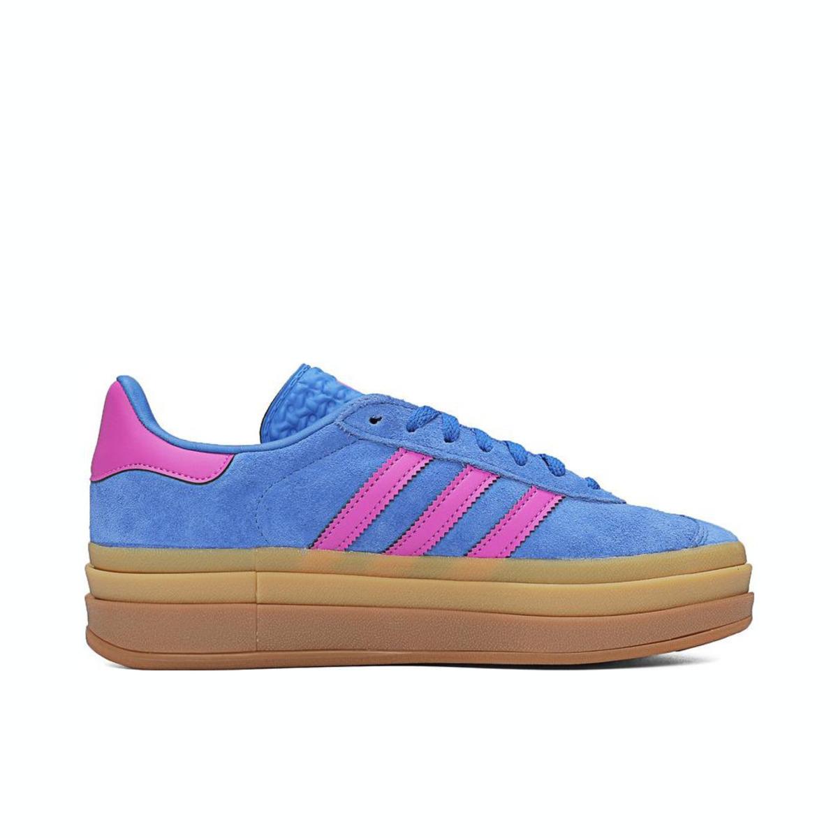 حذاء Adidas Gazelle أزرق بخطوط وردية ونعل بني سميك، يجمع بين الأناقة والراحة.