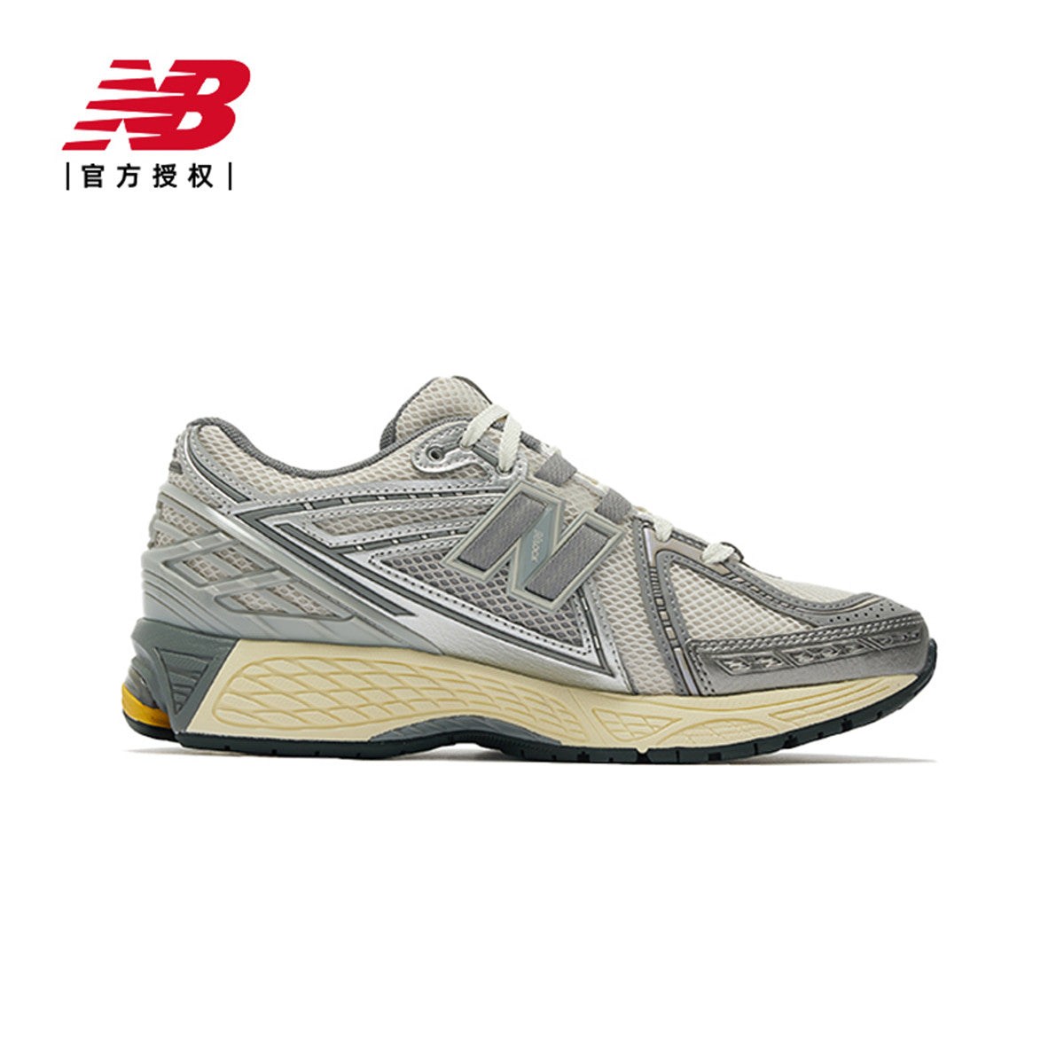 حذاء رياضي رمادي من New Balance، مريح وداعم مع تصميم تهوية وشعار جانبي بارز.