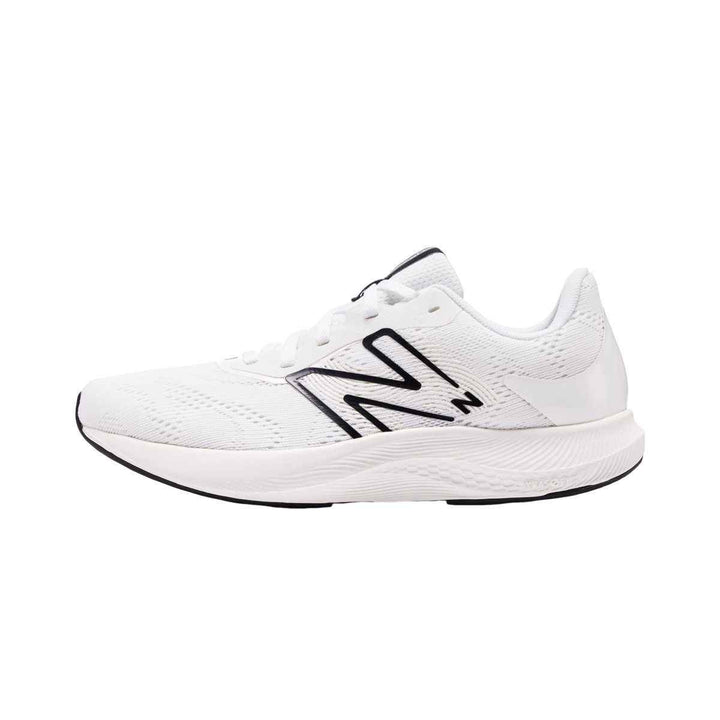 New Balance | حذاء رياضي أبيض أنيق بخامةالحذاء الذي يظهر في الصور يتميز بتصميم رياضي أنيق باللون الأبيض مع لمسات سوداء في الشعار والنعل الخارجي. يوفر الراحة أثناء الجري بفضل خامة ديناسوف التي تضمن الدعم واحذاء جريNew balanceرفعةNew Balance