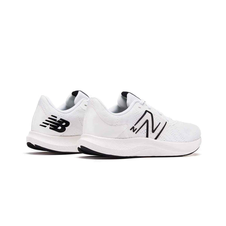 New Balance | حذاء رياضي أبيض أنيق بخامةالحذاء الذي يظهر في الصور يتميز بتصميم رياضي أنيق باللون الأبيض مع لمسات سوداء في الشعار والنعل الخارجي. يوفر الراحة أثناء الجري بفضل خامة ديناسوف التي تضمن الدعم واحذاء جريNew balanceرفعةNew Balance