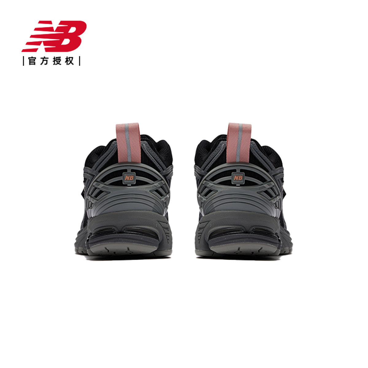 حذاء New Balance 1906R باللون الأسود وتفاصيل وردية، يتميز بتقنية N-ergy لامتصاص الصدمات وتصميم شبكي مريح. مناسب للنشاطات اليومية.