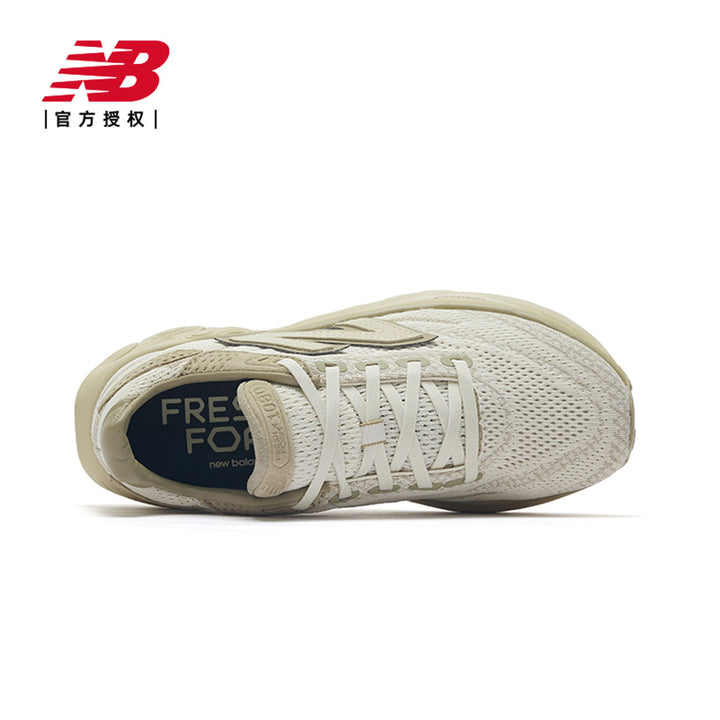 حذاء نيو بالانس Fresh Foamالحذاء الظاهر في الصور هو من نوع “نيو بالانس” (New Balance) بلون بيج فاتح. إليك وصفًا مختصرًا:
 
 • التصميم: حذاء رياضي بلون بيج فاتح، يتميز بملمس شبكي خفيف يسمح بالحذاء جريNew balanceرفعةحذاء نيو بالانس Fresh Foam