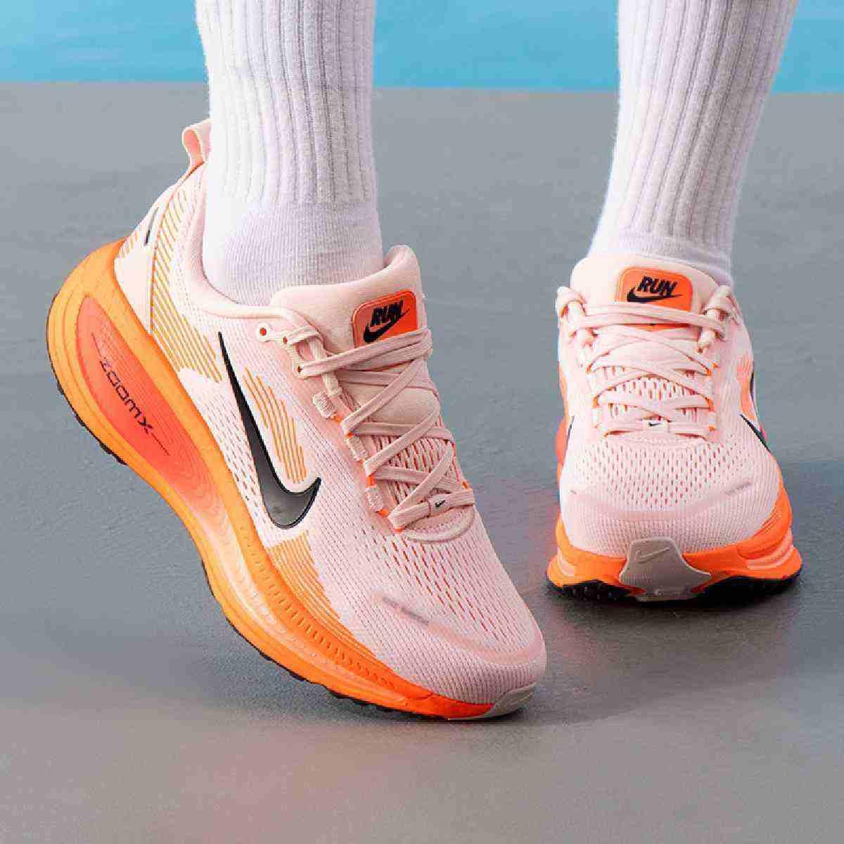 Nike |نايكي فوميرو 18 حذاء الجري على الطرق للنساء.
