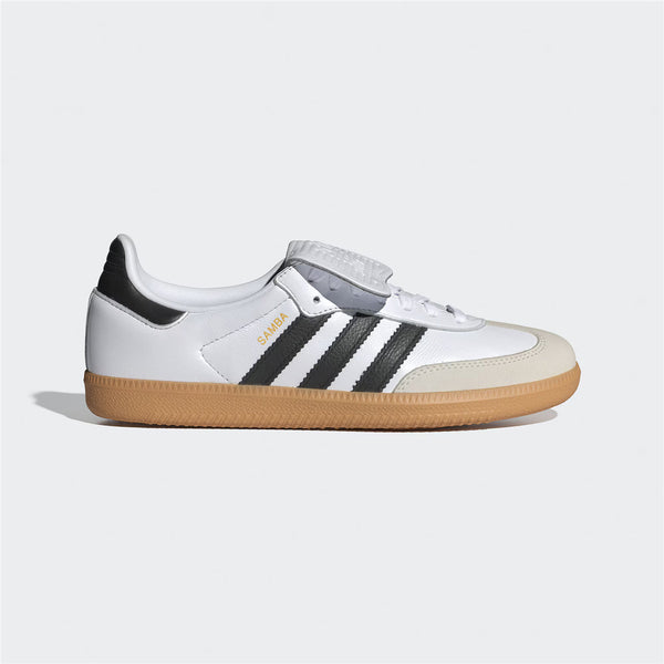 حذاء Adidas Samba أبيض بخطوط سوداء ونعل بني، كلاسيكي ومريح للاستخدام اليومي.