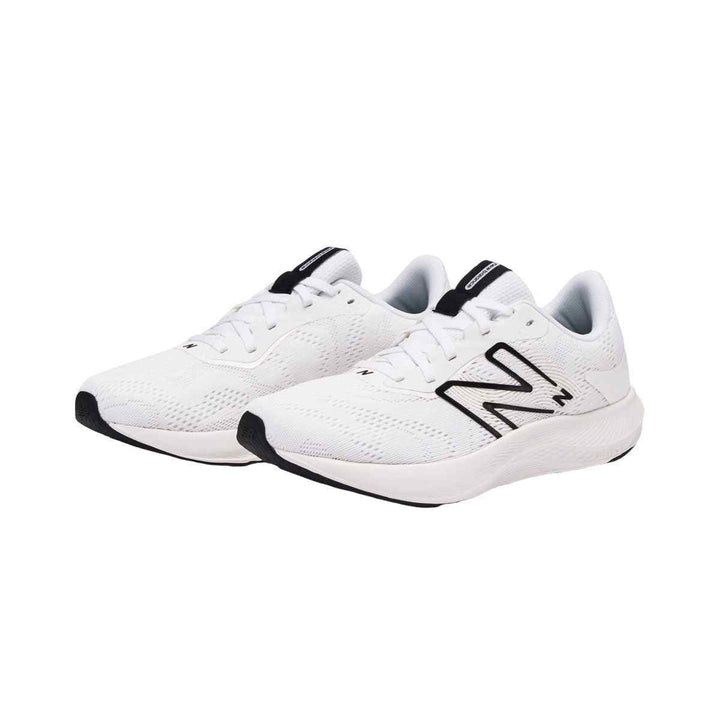 New Balance | حذاء رياضي أبيض أنيق بخامةالحذاء الذي يظهر في الصور يتميز بتصميم رياضي أنيق باللون الأبيض مع لمسات سوداء في الشعار والنعل الخارجي. يوفر الراحة أثناء الجري بفضل خامة ديناسوف التي تضمن الدعم واحذاء جريNew balanceرفعةNew Balance