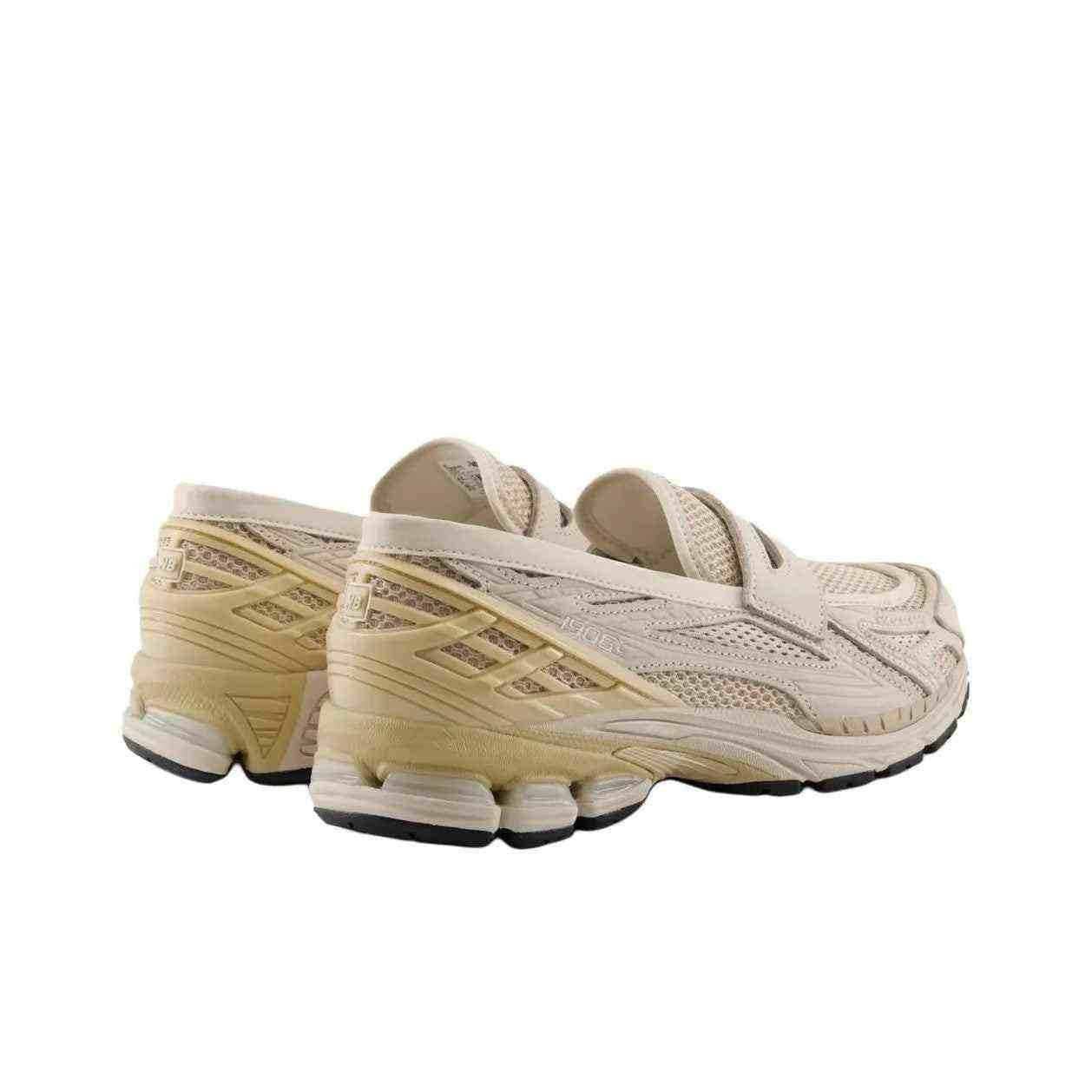 Angled side view displaying شوز نيو بالانس الأصلي with its distinct yellow-lined heel structure.