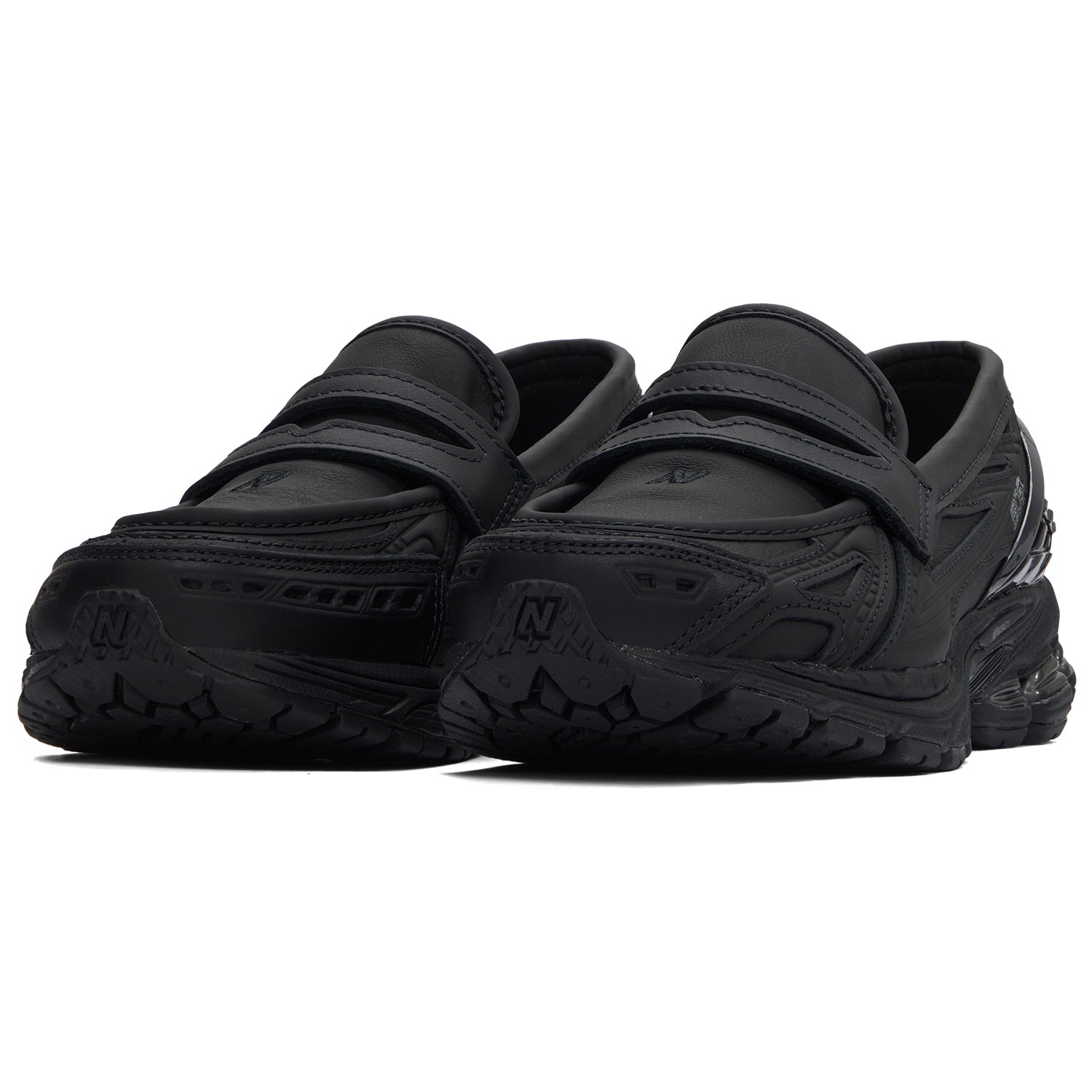 Angled front view displaying شوز نيو بالانس الأصلي focusing on the classic penny strap and premium leather toe box.