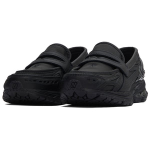Angled front view displaying شوز نيو بالانس الأصلي focusing on the classic penny strap and premium leather toe box.