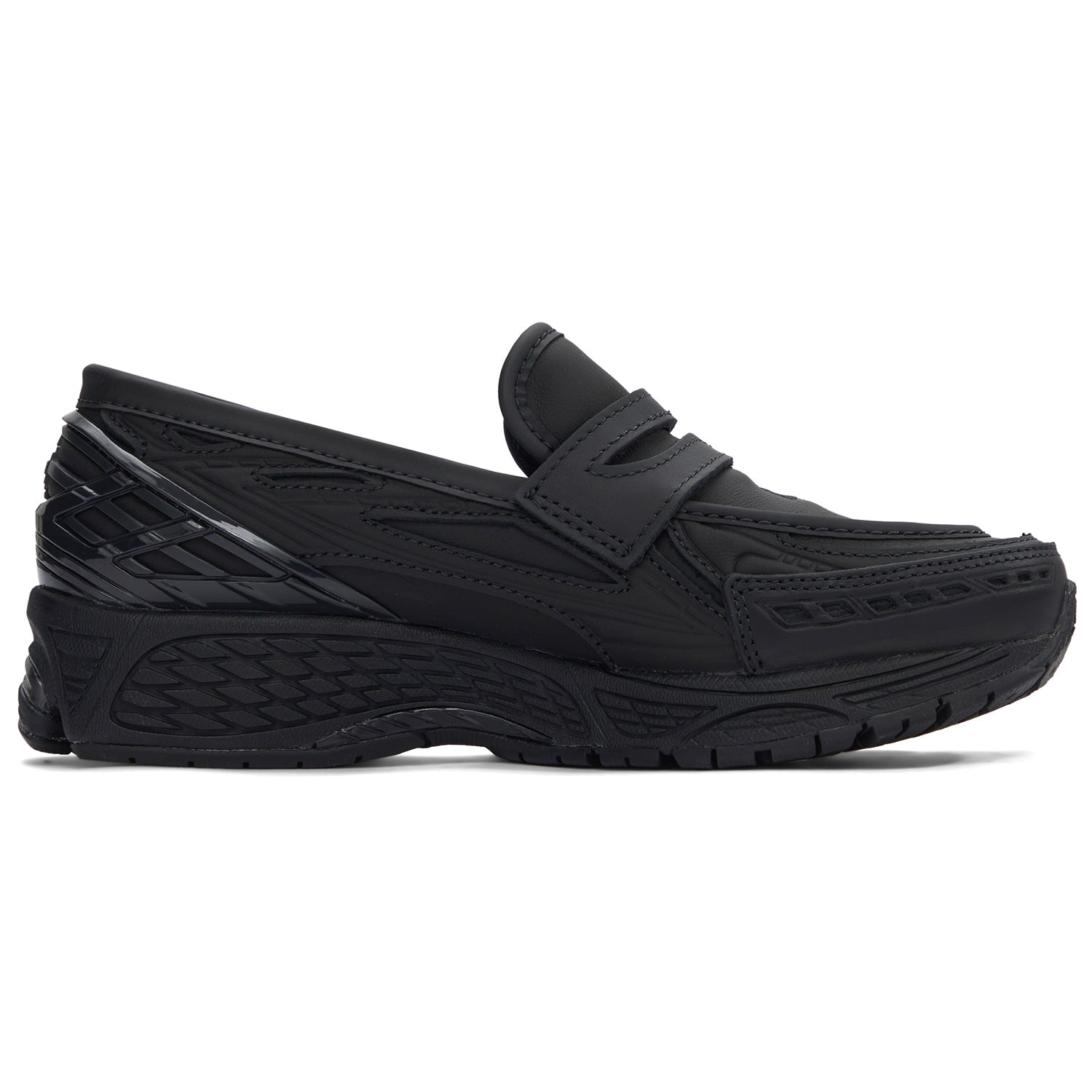 Detailed side perspective highlighting حذاء نيو بالانس featuring the sleek, all-black leather construction and supportive sole.
