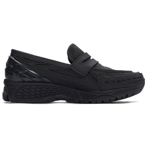 Detailed side perspective highlighting حذاء نيو بالانس featuring the sleek, all-black leather construction and supportive sole.