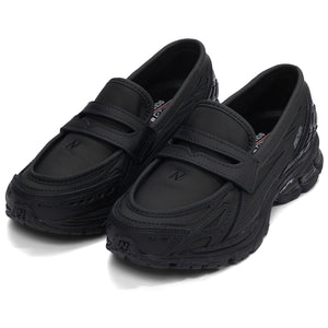 Three-quarter perspective designed for نيو بالانس للنساء والرجال showing the clean shape and everyday wear appeal.