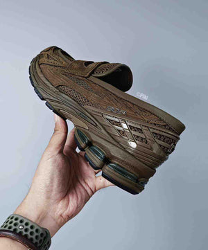 Hand-held perspective ideal for نيو بالانس للنساء والرجال emphasizing the versatile earthy aesthetic.