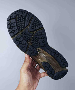 Bottom sole traction pattern of شوز نيو بالانس الأصلي for enhanced grip and durability.