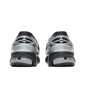 Rear angle view tailored for نيو بالانس للنساء والرجال highlighting heel structure and cushioning.