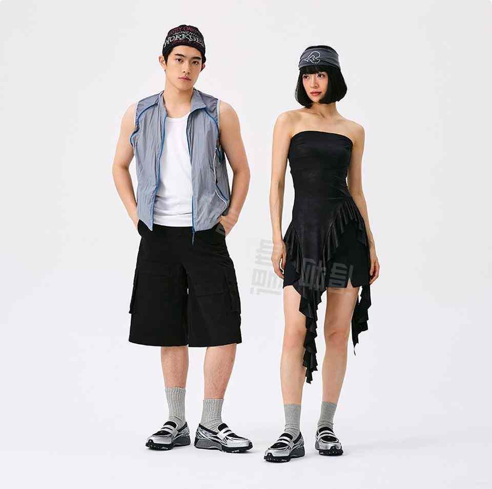 Lifestyle display of شوز نيو بالانس الأصلي styled in contemporary streetwear.
