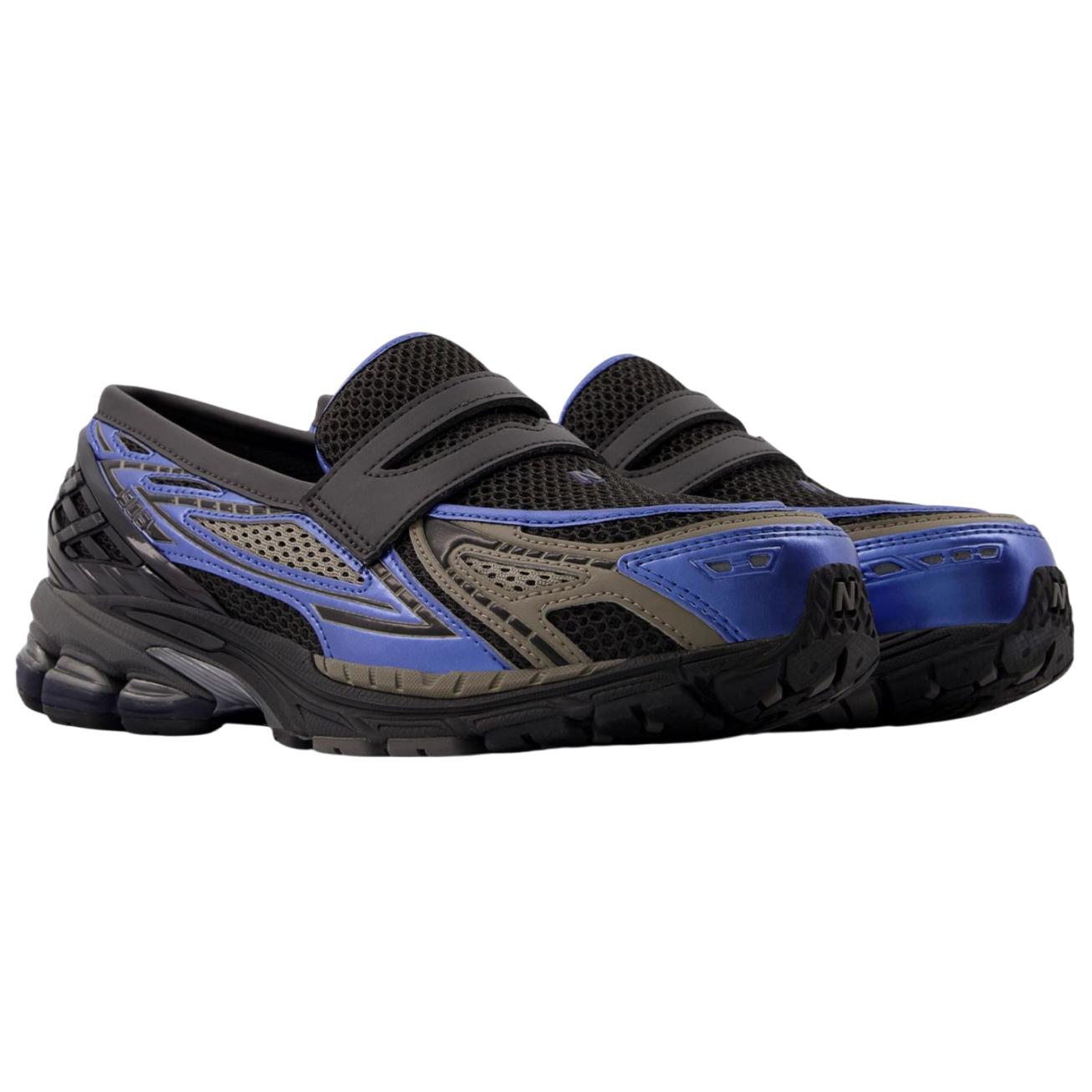 Angled view of the pair displaying the matching structure designed for نيو بالانس للنساء والرجال who appreciate distinct footwear aesthetics.