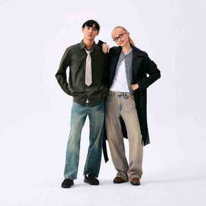 Lifestyle editorial featuring حذاء نيو بالانس styled with casual denim and earth-toned layers.