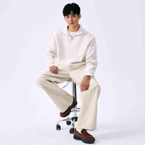 Seated model display ideal for نيو بالانس للنساء والرجال emphasizing smart-casual versatility.