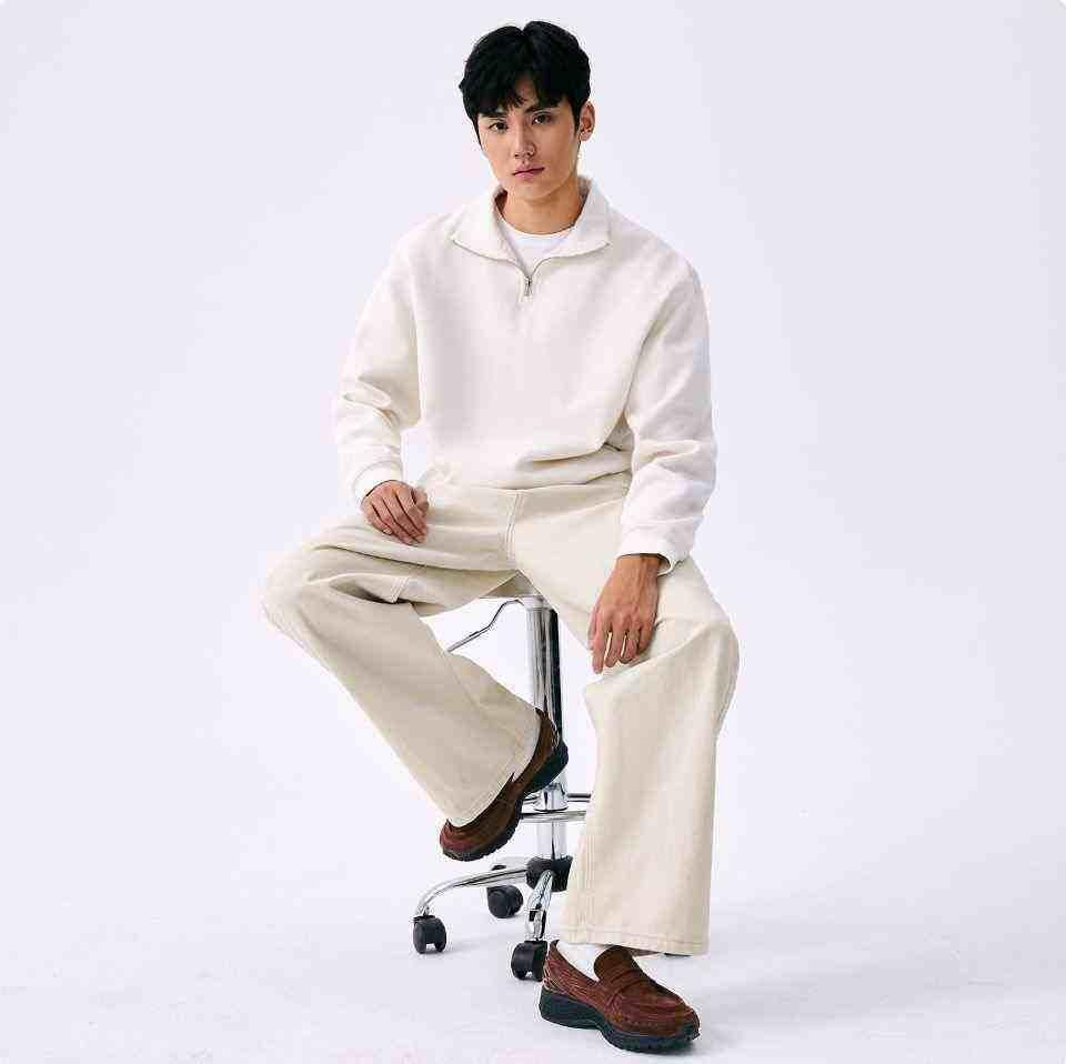 Seated model display ideal for نيو بالانس للنساء والرجال emphasizing smart-casual versatility.