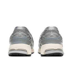 Rear angle view designed for نيو بالانس للنساء والرجال (New Balance for women and men) showing the heel cushioning and structure.