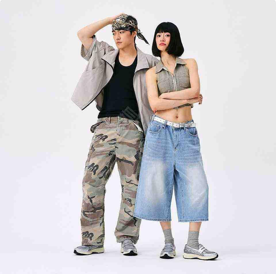 Lifestyle styling of حذاء نيو بالانس worn by models in modern streetwear outfits.