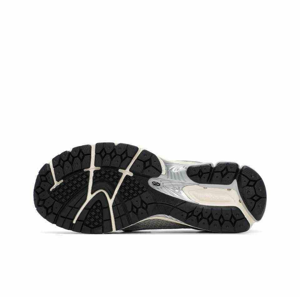 Bottom sole traction pattern of the New Balance 1906L Silver sneaker for enhanced grip and durability.