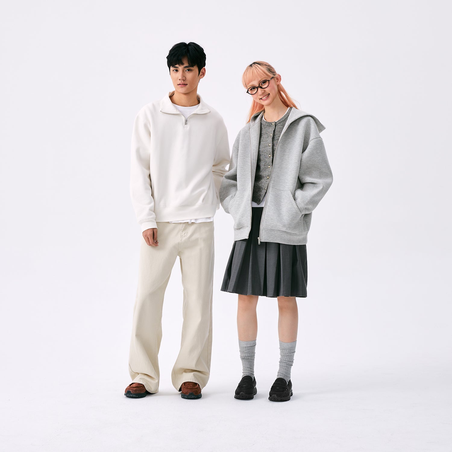 Group lifestyle display showcasing نيو بالانس للنساء والرجال paired with layered autumn and casual streetwear outfits.