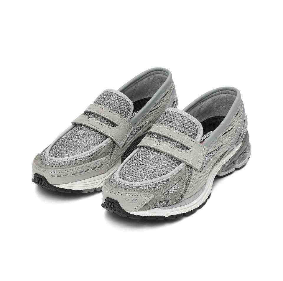 Angular front and top perspective of a pair of New Balance 1906L grey shoes, highlighting the loafer tongue structure and toe design, popular with new balance 1906l men and women (نيو بالانس 1906L رمادي للنساء والرجال).