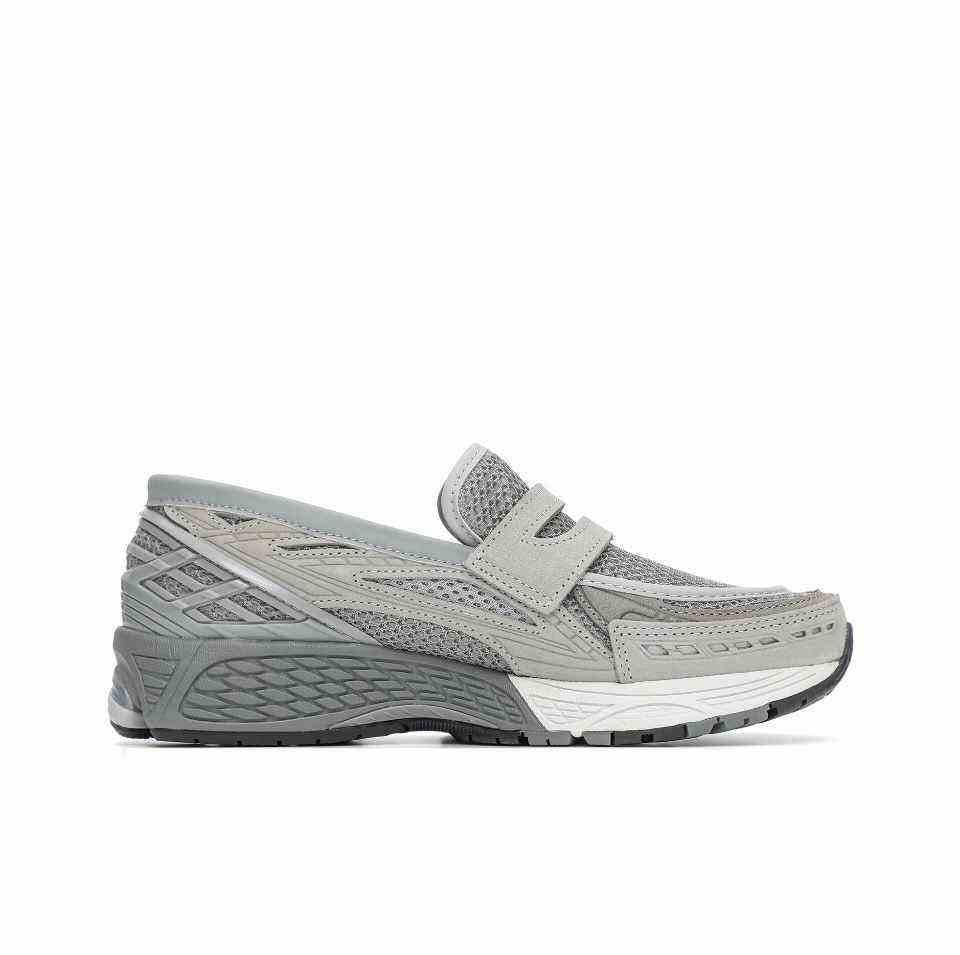 A flat-lay side view of the New Balance 1906L grey loafer. Designed as a modern hybrid for new balance 1906l men and women (نيو بالانس 1906L رمادي للنساء والرجال) featuring the unique mesh and overlays.