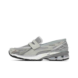 Full side profile view of the New Balance 1906L Metallic Silver sneakers. This versatile unisex loafer style is the new balance 1906l grey ideal for men and women (نيو بالانس 1906L رمادي للنساء والرجال).