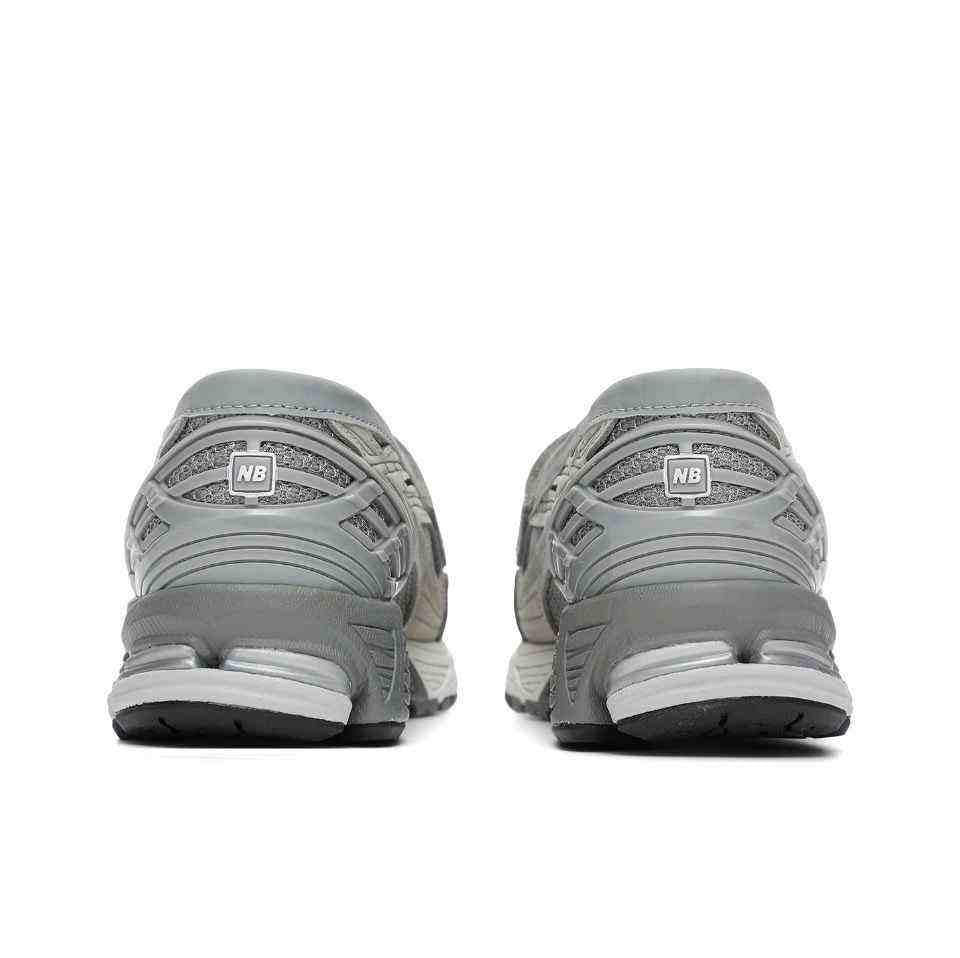 A rear view focuses on the heel construction, cushioning, and stability features of the New Balance 1906L grey. A versatile option for new balance 1906l men and women (نيو بالانس 1906L رمادي للنساء والرجال).