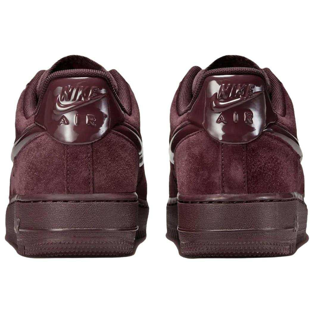 The rear view showcases Nike Shoes details, combining the حذاء نايك الأصلي مع ميزات حذاء Air Force 1 شامواه عنابي وجودة شوز نايك وتشكيلة nike schuhe.