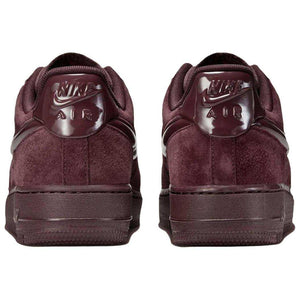 The rear view showcases Nike Shoes details, combining the حذاء نايك الأصلي مع ميزات حذاء Air Force 1 شامواه عنابي وجودة شوز نايك وتشكيلة nike schuhe.