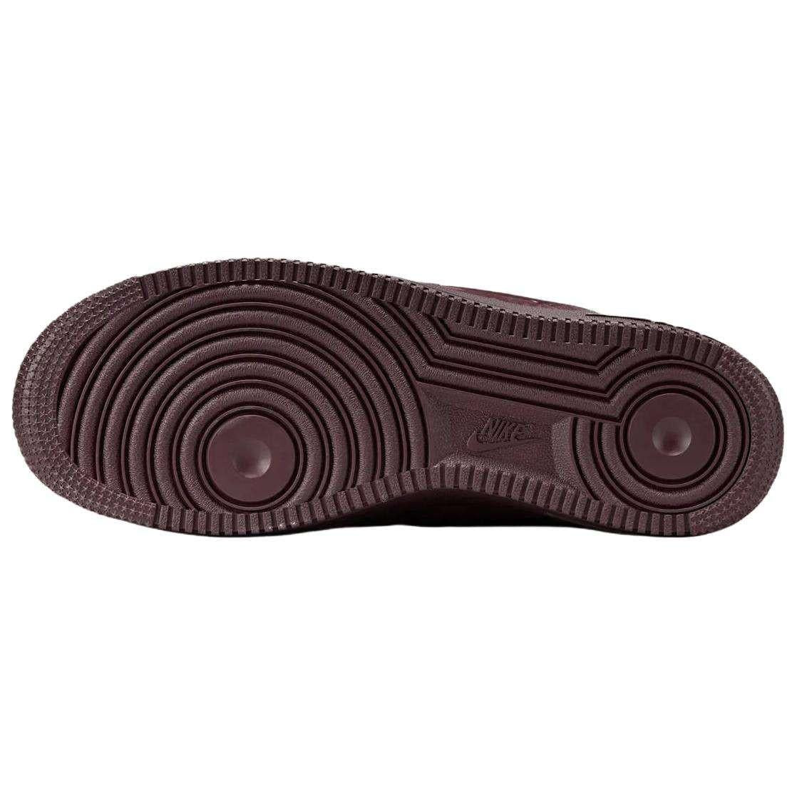 Inspect the durable outsole of Nike Shoes and حذاء نايك الأصلي الذي يضمن راحة شوز نايك، مع ميزات حذاء Air Force 1 شامواه عنابي ومواصفات nike schuhe.