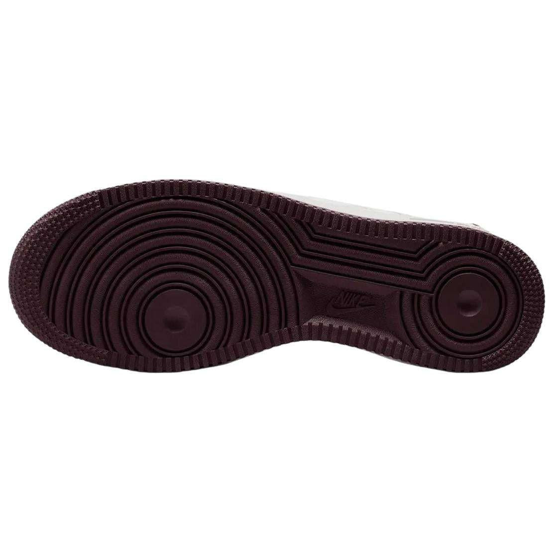 Inspect the durable outsole of Nike Shoes and حذاء نايك الأصلي الذي يضمن راحة شوز نايك، مع ميزات حذاء Air Force 1 أبيض بفيونكة وقلب وردي ومواصفات nike schuhe.