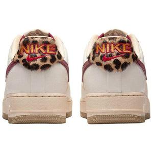 The rear view showcases Nike Shoes details, combining the حذاء نايك الأصلي مع ميزات حذاء Air Force 1 بنقشة Leopard وتفاصيل Burgundy وجودة شوز نايك وتشكيلة nike schuhe.