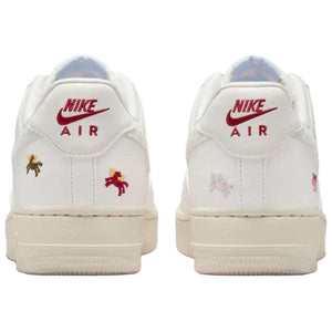 The rear view showcases Nike Shoes details, combining the حذاء نايك الأصلي مع ميزات حذاء Air Force 1 Low أبيض بتطريز Pegasus وجودة شوز نايك وتشكيلة nike schuhe.