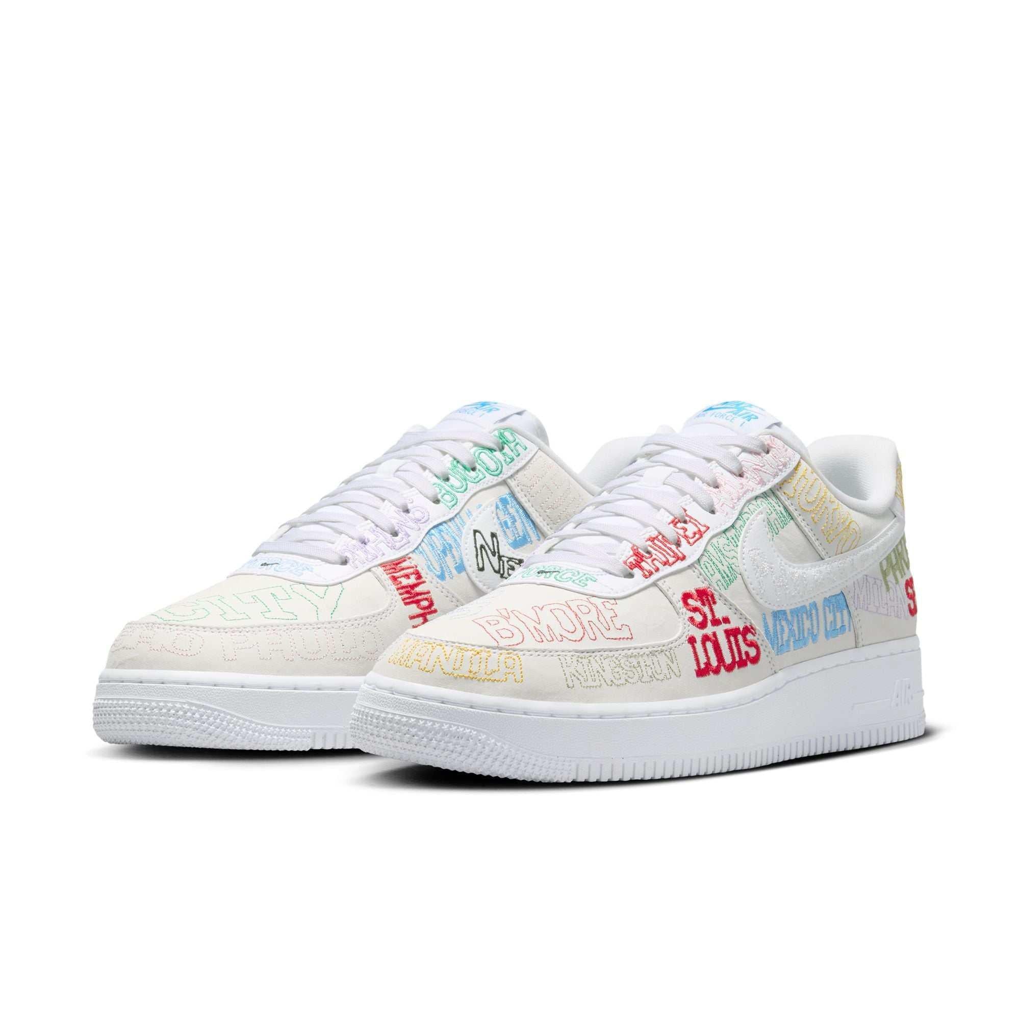 Experience the stylish look of شوز نايك وموديلات Nike Shoes، مع تفاصيل حذاء Air Force 1 Low أبيض بتطريز مدن العالم وجودة حذاء نايك الأصلي وتشكيلة nike schuhe.